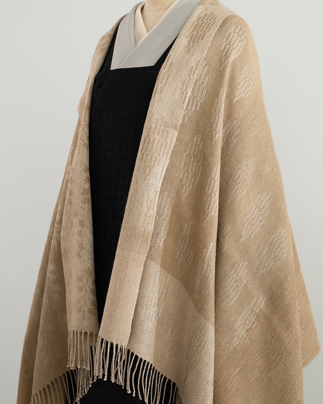 吉野綾 「ダマスク織の大判ショール(ストール)  × ベルフラワー文様」草木染 茶鼠色の画像