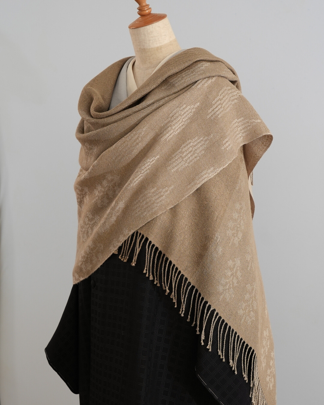 吉野綾 「ダマスク織の大判ショール(ストール)  × ベルフラワー文様」草木染 茶鼠色の画像