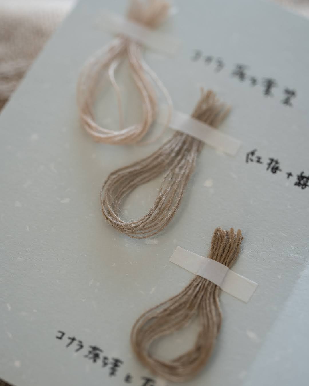 吉野綾 「ダマスク織の大判ショール(ストール)  × ベルフラワー文様」草木染 茶鼠色の画像