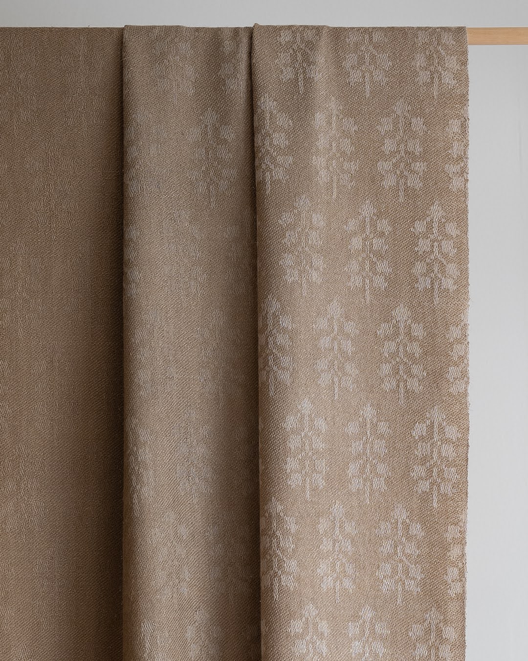 吉野綾 「ダマスク織の大判ショール(ストール)  × ベルフラワー文様」草木染 茶鼠色の画像