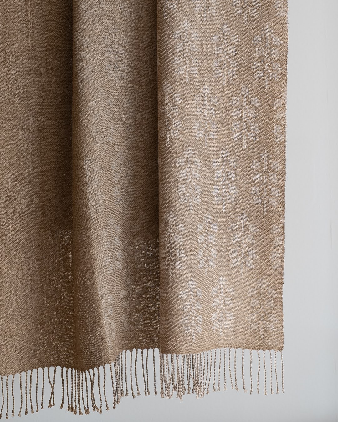 吉野綾 「ダマスク織の大判ショール(ストール)  × ベルフラワー文様」草木染 茶鼠色の画像