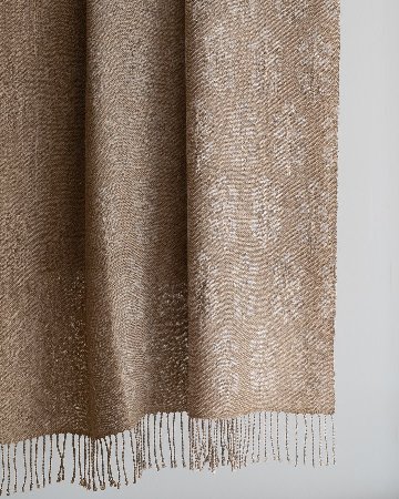 吉野綾 「ダマスク織の大判ショール(ストール)  × ベルフラワー文様」草木染 茶鼠色の画像