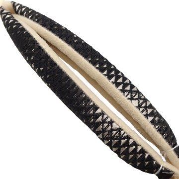 衿秀 鼻緒 鱗文様ぼかし 黒と生成色の画像