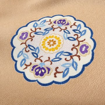 松寿苑「新花文」手描き友禅の付下げ 伽羅色 (落ち着いたオレンジ系のベージュ) の画像