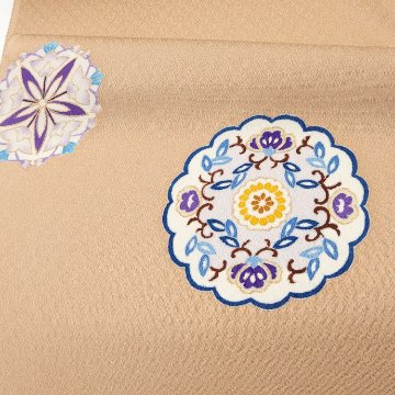 松寿苑「新花文」手描き友禅の付下げ 伽羅色 (落ち着いたオレンジ系のベージュ) の画像