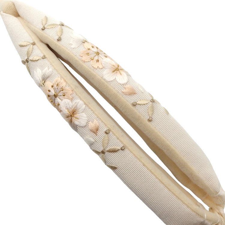 衿秀 鼻緒 桜と梅の刺繍 生成色の画像