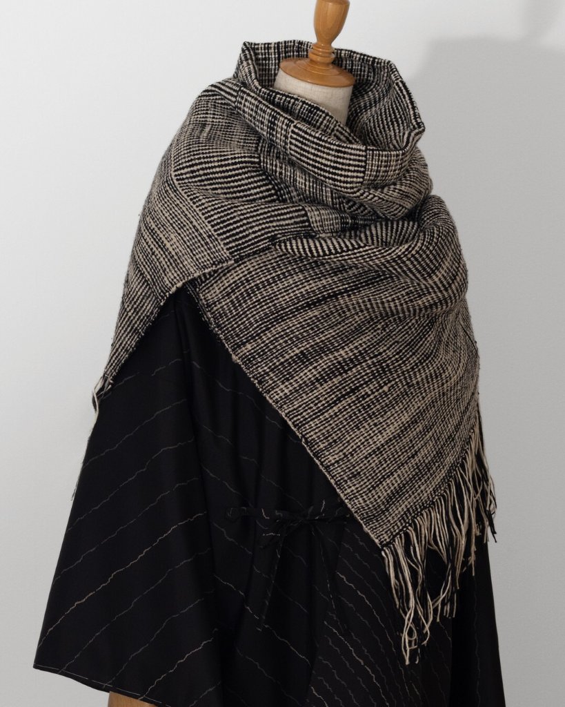 奥順 「結城真綿まとうショール（ストール）多色 手織り」網代 黒×生成ベージュの画像