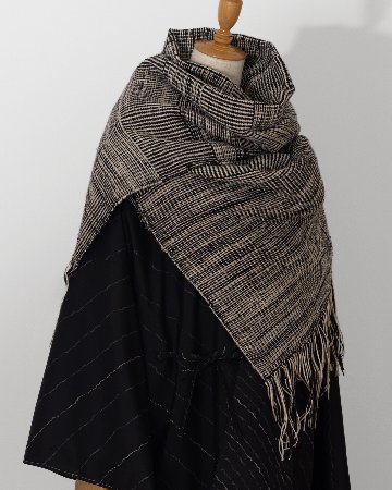 奥順 「結城真綿まとうショール（ストール）多色 手織り」網代 黒×生成ベージュの画像