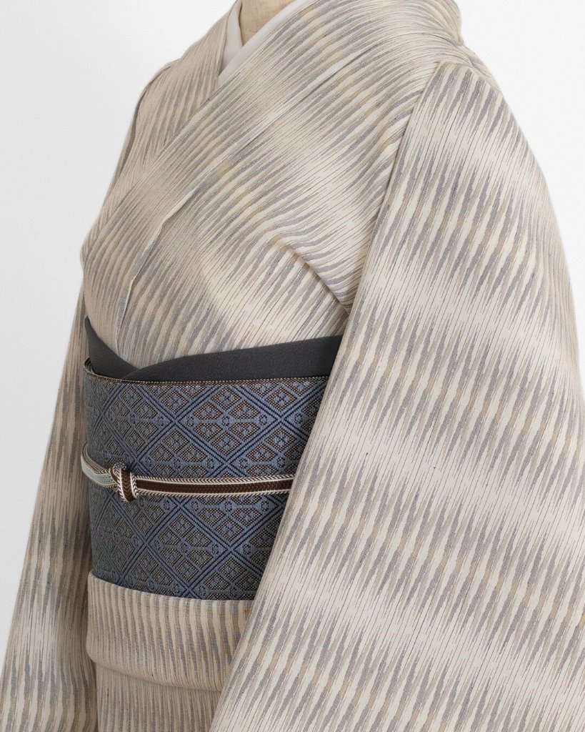 奥順「石下結城縮 経絣 (結城紬)」着尺 生成に灰練色＜お仕立て代込＞の画像