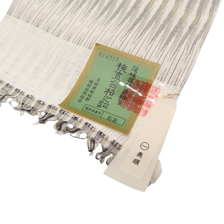 奥順「石下結城縮 経絣 (結城紬)」着尺 生成に灰練色＜お仕立て代込＞の画像