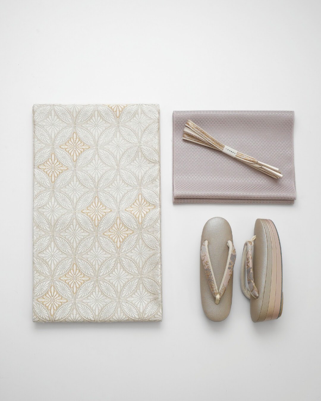 ＜仕立て上がり・即日発送可＞河合美術織物「菊七宝文」袋帯（白・ベージュ）の画像