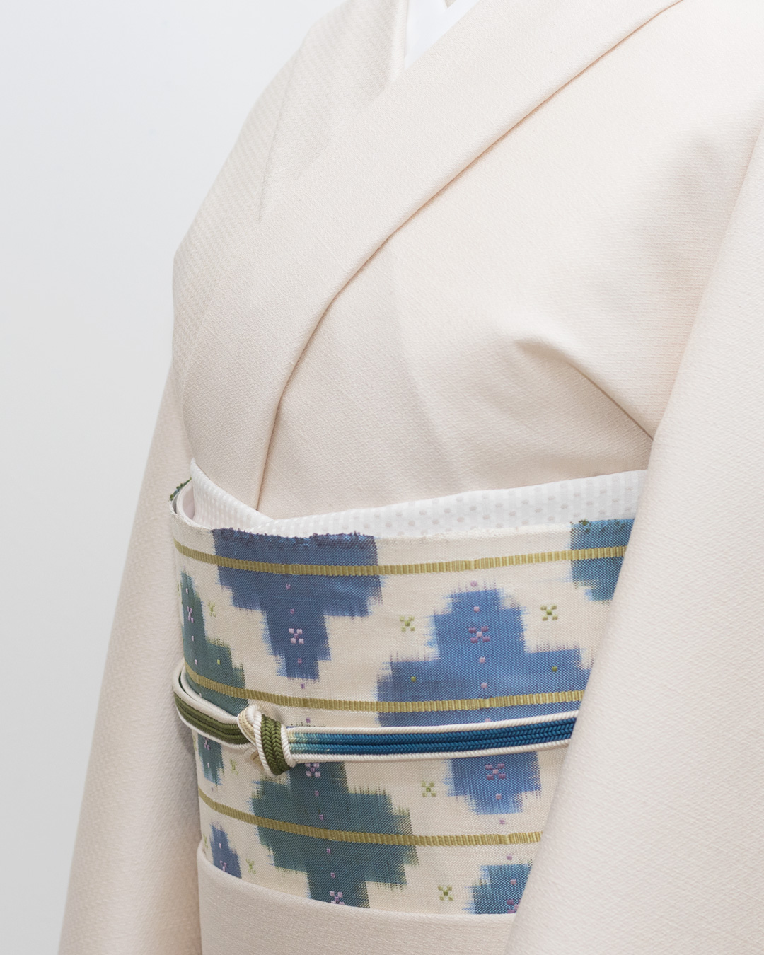 渡敬 帯揚げ 行儀角通し ドット 白鼠＜即日発送可＞の画像