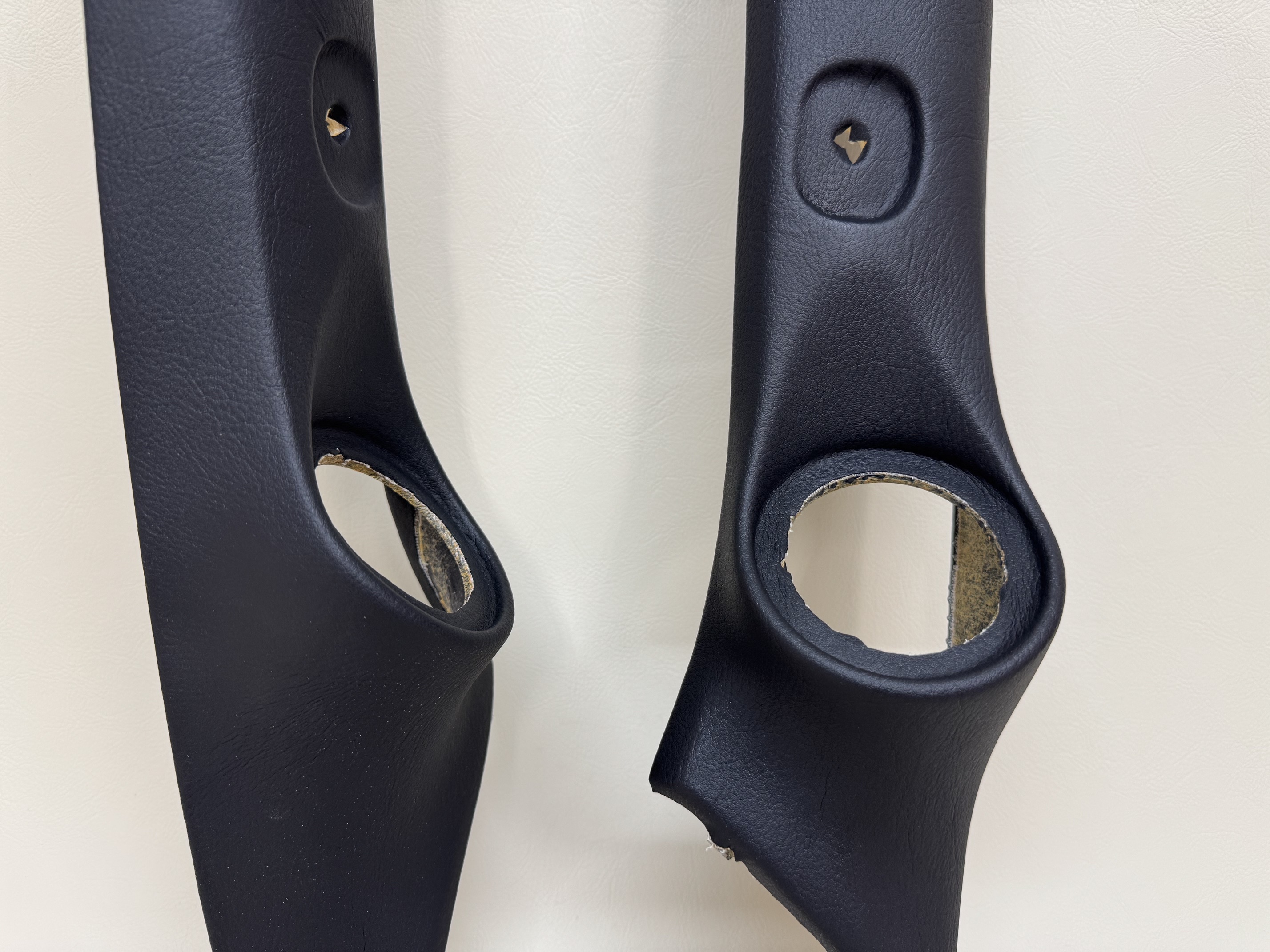 200系ハイエース専用Aピラー５cmスピーカーキット（ピラー＋生地張り）の画像