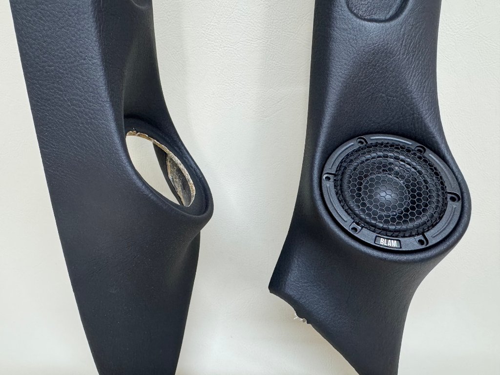 200系ハイエース専用Aピラー５cmスピーカーキット（ピラー＋生地張り＋ブラムスピーカー）の画像