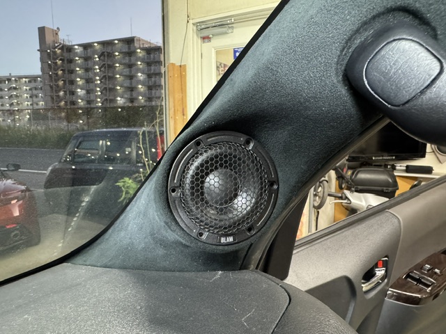 200系ハイエース専用Aピラー５cmスピーカーキット（ピラー＋生地張り＋ブラムスピーカー）の画像