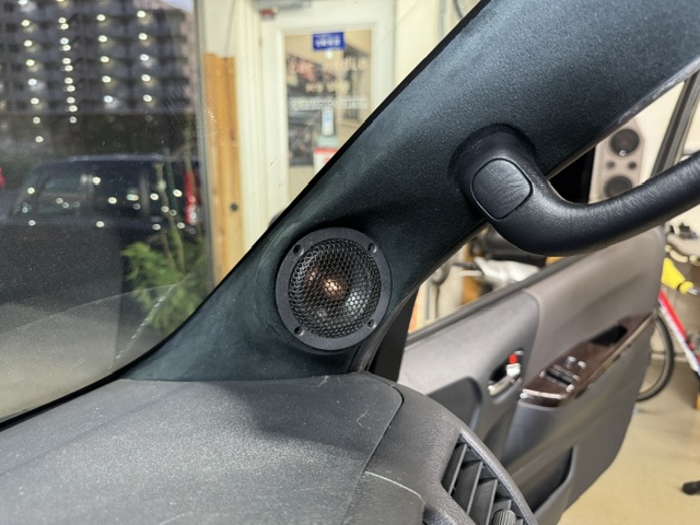 200系ハイエース専用Aピラー５cmスピーカーキット（ピラー＋生地張り＋ダイコックスピーカー）の画像
