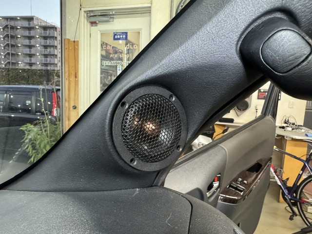 200系ハイエース専用Aピラー５cmスピーカーキット（ピラー＋生地張り＋ダイコックスピーカー）の画像