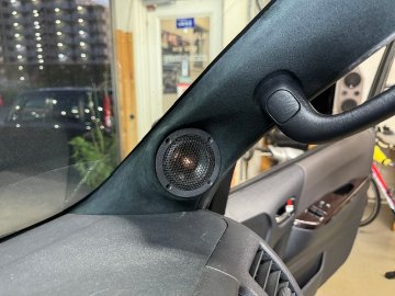 200系ハイエース専用Aピラー５cmスピーカーキット（ピラー＋生地張り＋ダイコックスピーカー）の画像