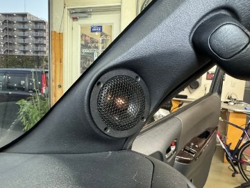 200系ハイエース専用Aピラー５cmスピーカーキット（ピラー＋生地張り＋ダイコックスピーカー）の画像