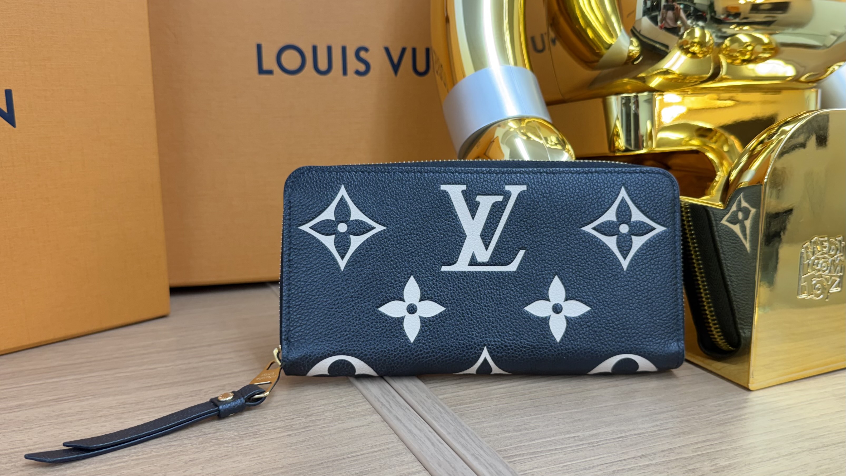 LOUIS VUITTON(ルイヴィトン) ジッピーウォレット M80481 バイカラー モノグラム アンプラントの画像