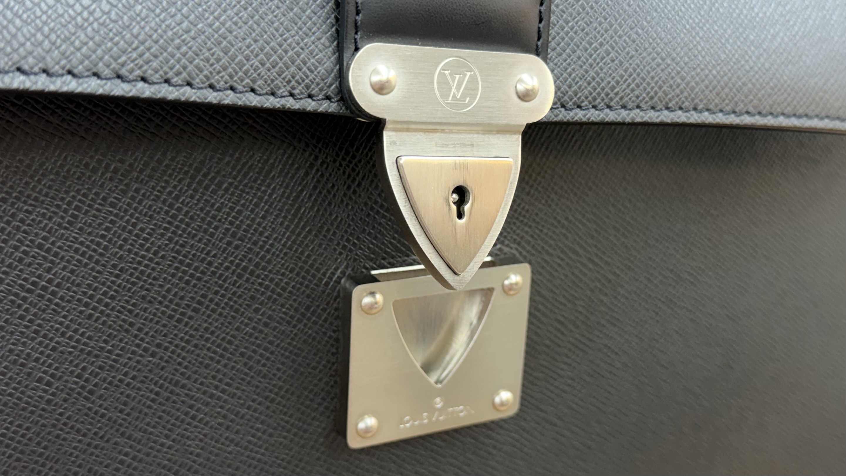 LOUIS VUITTON(ルイヴィトン) タイガ ロブスト２ M31042 ビジネスバッグ 書類鞄の画像