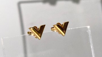 LOUIS VUITTON(ルイヴィトン)ピアス エッセンシャルV M68153 ゴールド ジュエリーの画像