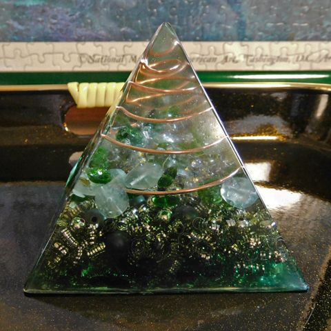 オルゴナイトピラミッド 緑の画像