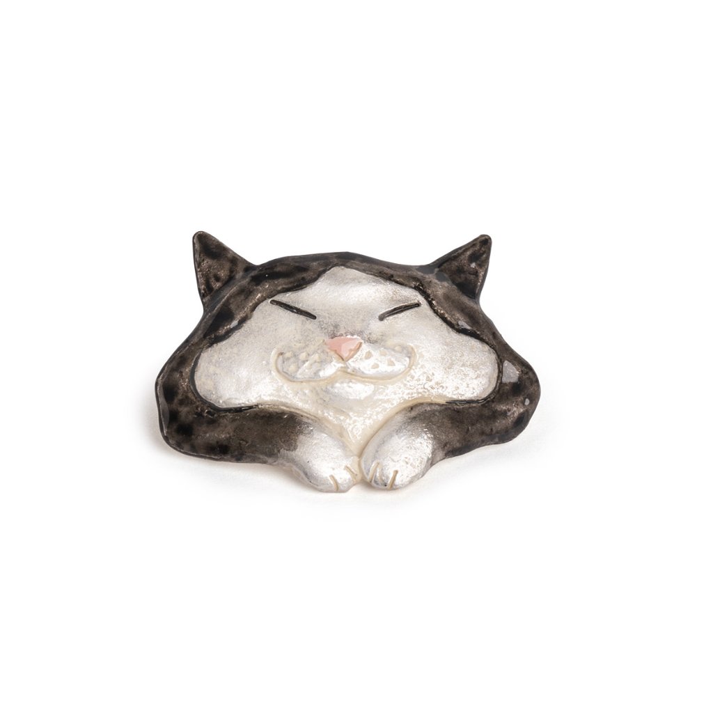 4F フィーアエフ　どっしり猫ブローチ ハチワレ Drowsy Cat 日本製の画像
