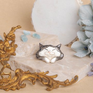 4F フィーアエフ　どっしり猫ブローチ ハチワレ Drowsy Cat 日本製の画像