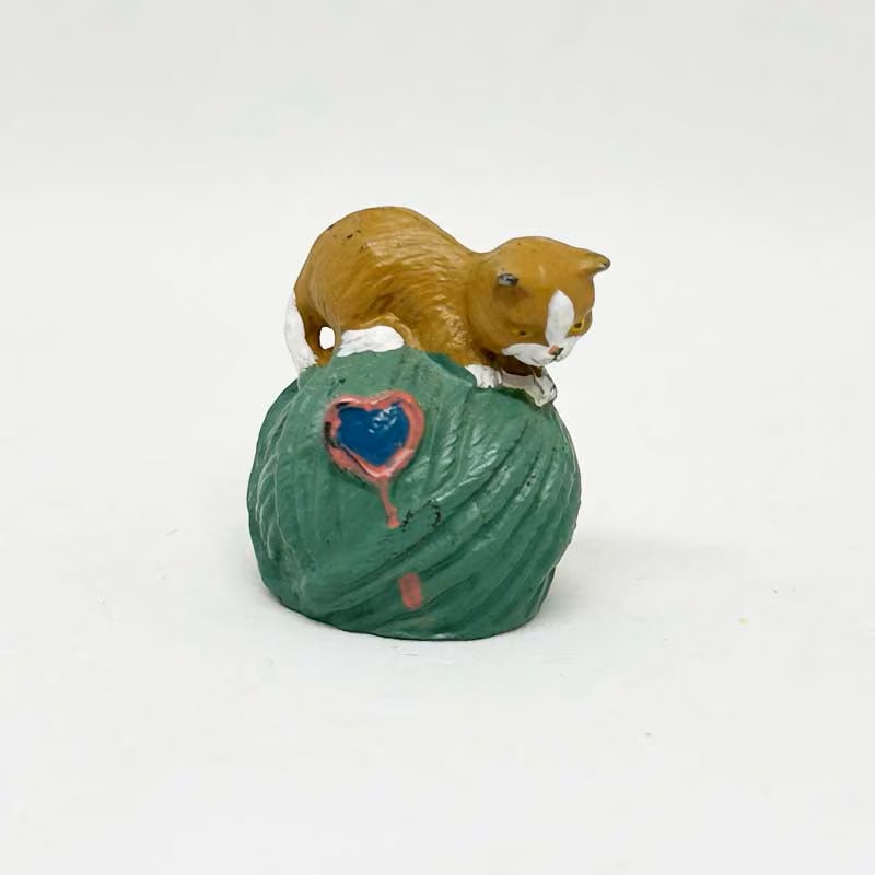 ENESCO 毛糸で遊び猫のミニチュア メタルフィギュア シンブルの画像