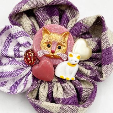 チェコ製猫ボタンとヴィンテージボタンの布花ブローチ　ピンクパープル 高橋幸恵デザインの画像