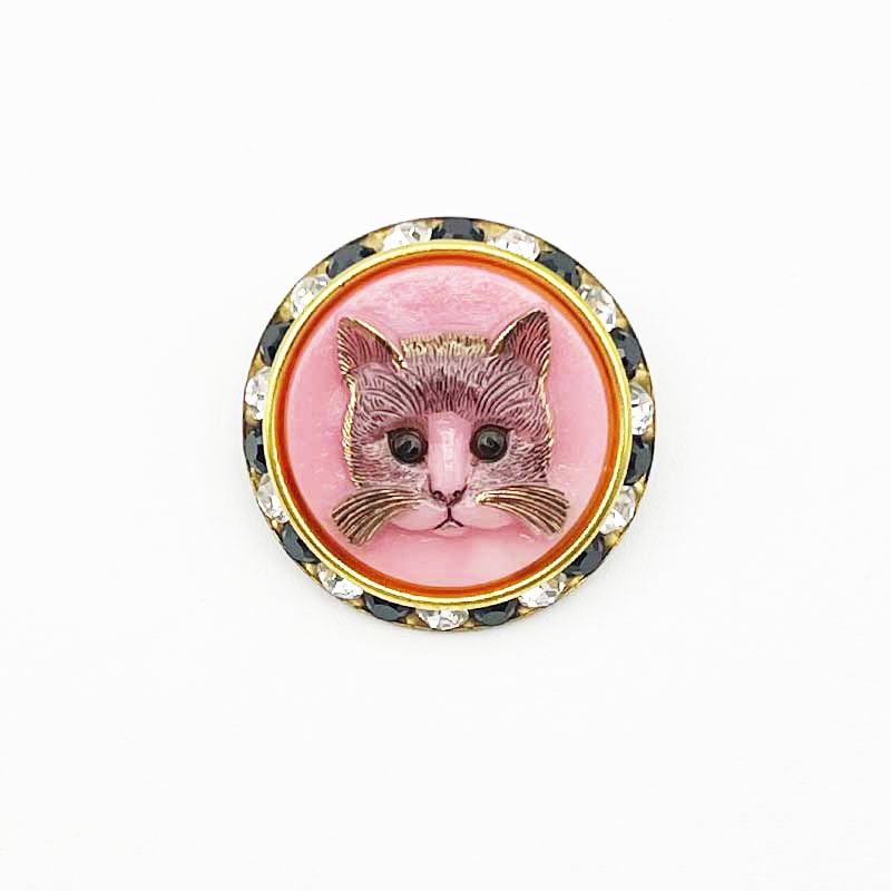 チェコ製 猫のカボションビーズとヴィンテージスワロフスキー台のブローチ ピンク Yukie Takahashiの画像