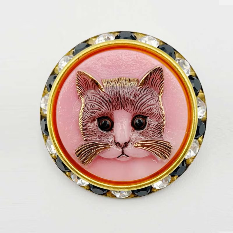 チェコ製 猫のカボションビーズとヴィンテージスワロフスキー台のブローチ ピンク Yukie Takahashiの画像