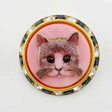 チェコ製 猫のカボションビーズとヴィンテージスワロフスキー台のブローチ ピンク Yukie Takahashiの画像