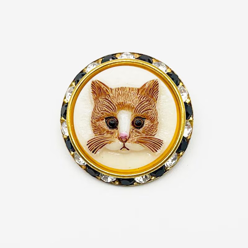 チェコ製 猫のカボションビーズとヴィンテージスワロフスキー台のブローチ ミルク Yukie Takahashiの画像