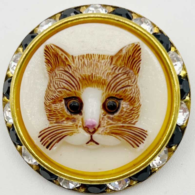 チェコ製 猫のカボションビーズとヴィンテージスワロフスキー台のブローチ ミルク Yukie Takahashiの画像