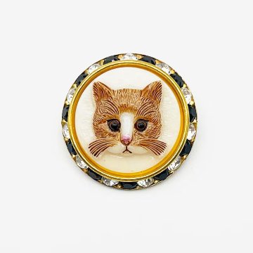 チェコ製 猫のカボションビーズとヴィンテージスワロフスキー台のブローチ ミルク Yukie Takahashiの画像