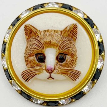 チェコ製 猫のカボションビーズとヴィンテージスワロフスキー台のブローチ ミルク Yukie Takahashiの画像