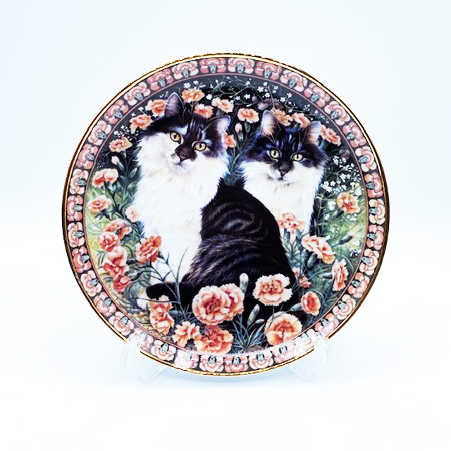 ダンバリーミント レズリー・アン・アイボリー猫の絵皿 Cats Among the Flowers　BAROS AND NATCHIE IN CARNATIONSの画像