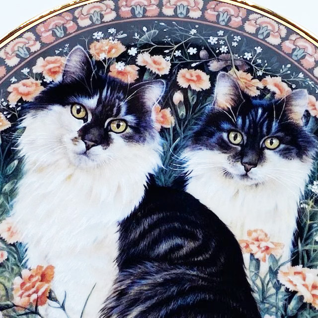 ダンバリーミント レズリー・アン・アイボリー猫の絵皿 Cats Among the Flowers　BAROS AND NATCHIE IN CARNATIONSの画像