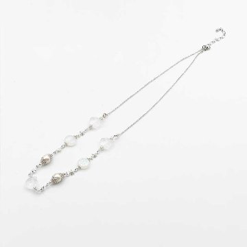 チェコ製猫顔ビーズとコットンパールのネックレス Yukie Takahashiの画像