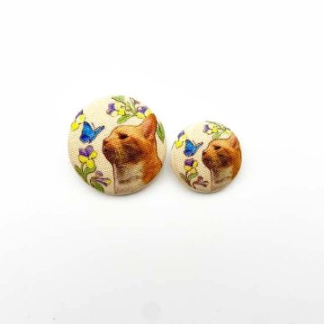 Yanaka Red House Button Galleryオリジナル猫のボタン2個セット　猫のルルと蝶々の画像