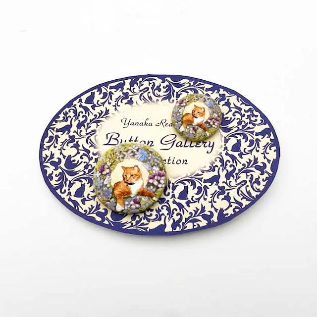 Yanaka Red House Button Galleryオリジナル猫のボタン2個セット　猫のルルとお花のリースの画像