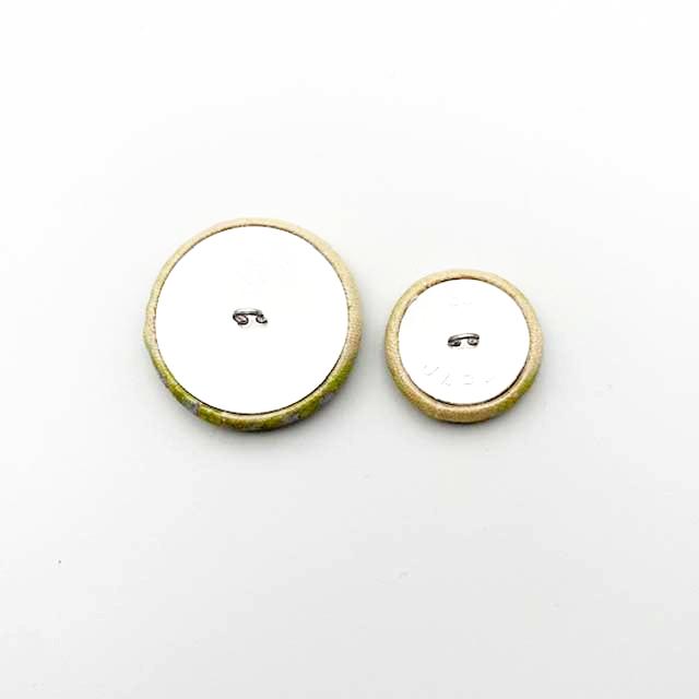 Yanaka Red House Button Galleryオリジナル猫のボタン2個セット　猫のルルとお花のリースの画像