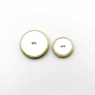 Yanaka Red House Button Galleryオリジナル猫のボタン2個セット　猫のルルとお花のリースの画像