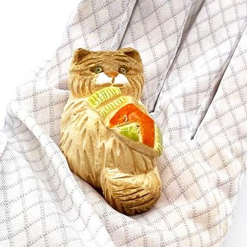 DeRosa デ・ローザコレクション　手のサイズの靴下にじゃれる猫　アーテサニア・リンコナダの画像