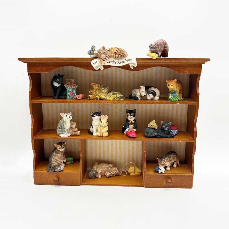 レズリーアンアイボリー CATS AMONG THE TOYS　猫フィギュリン12体と専用ディスプレイラックのセット 1994年 ENESCOの画像
