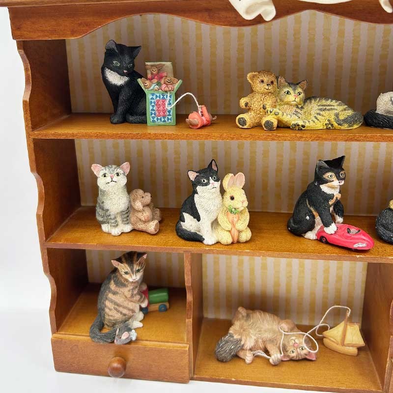 レズリーアンアイボリー CATS AMONG THE TOYS　猫フィギュリン12体と専用ディスプレイラックのセット 1994年 ENESCOの画像