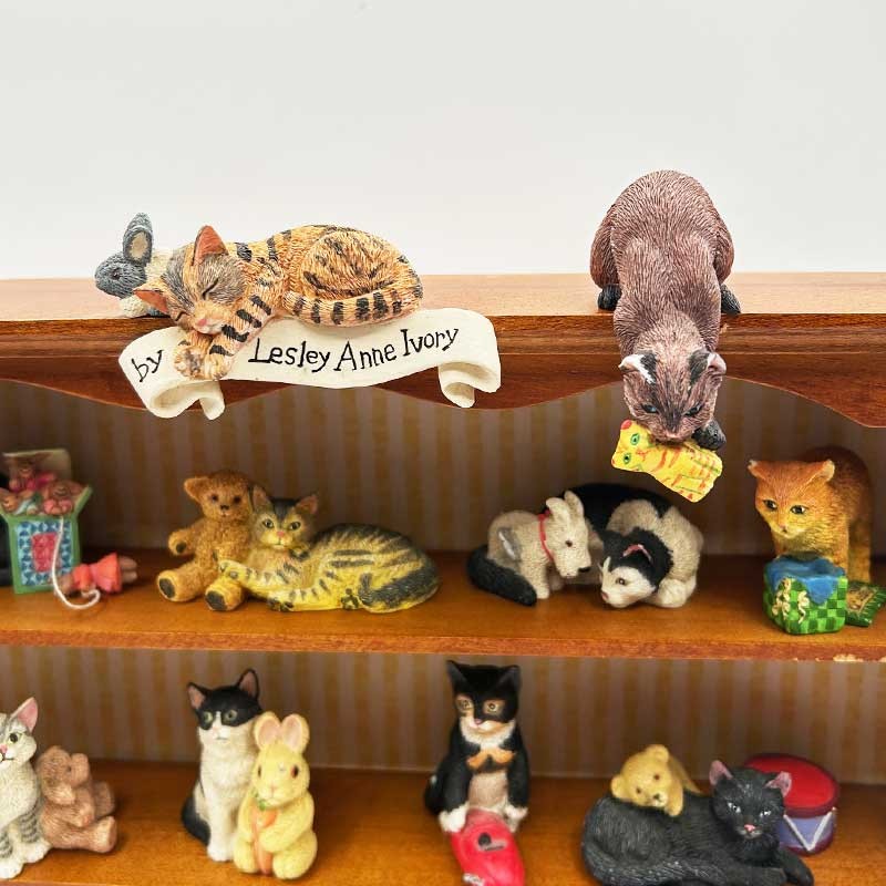 レズリーアンアイボリー CATS AMONG THE TOYS　猫フィギュリン12体と専用ディスプレイラックのセット 1994年 ENESCOの画像