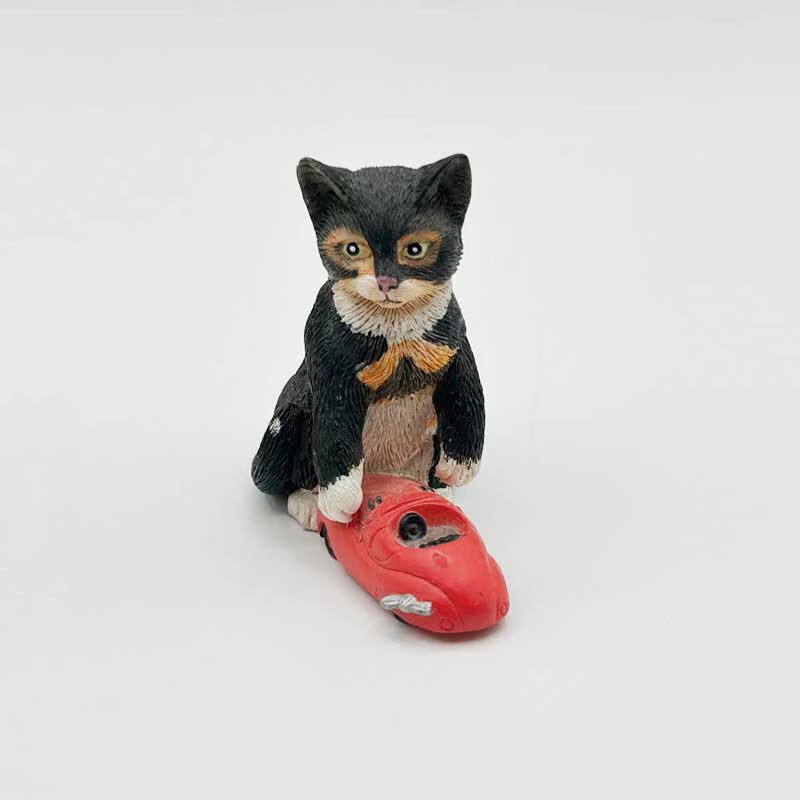 レズリーアンアイボリー CATS AMONG THE TOYS　猫フィギュリン12体と専用ディスプレイラックのセット 1994年 ENESCOの画像